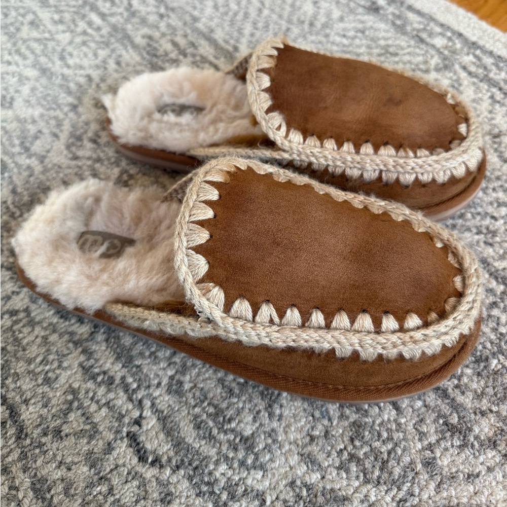 Suede slippers full eskimo stitch cognac. Winter slipper 100% fur. Mou